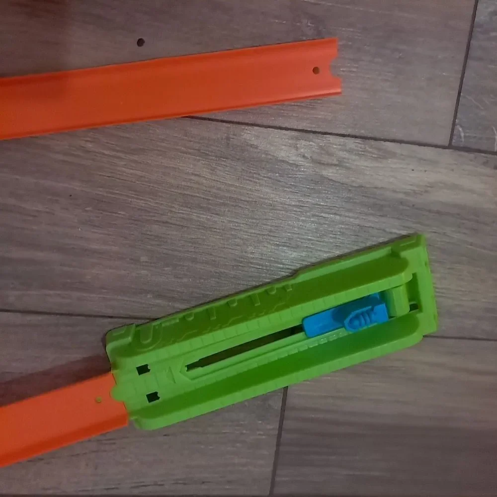 Hot Wheels Split Speeders Blade Raid Track Set DHY27 saw racing set purple READ